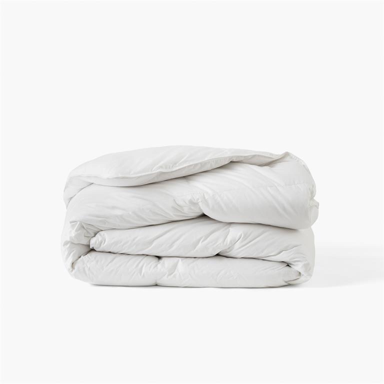 La couette d'hiver en duvet de canard Mont BlancDestinée aux chambres fraiches, cette couette hiver 100% naturelle est un produit haut de gamme, aux matériaux d'exception.Destinée aux chambres fraiches, cette ...