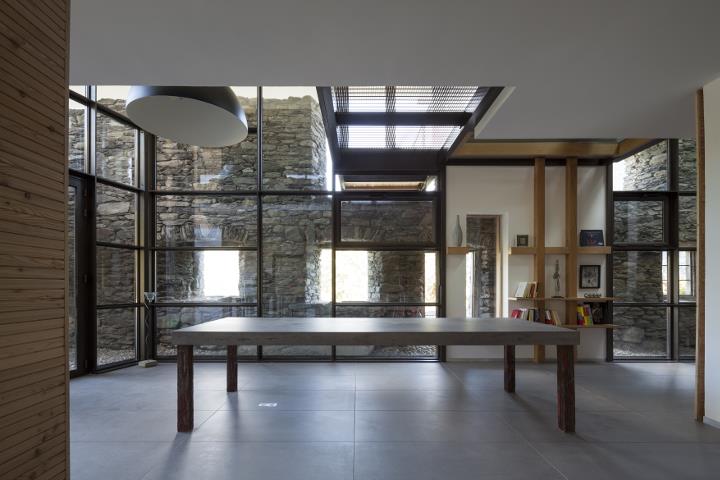 Le plateau de 300cm*110 cm est en béton authentique brut vitrifié