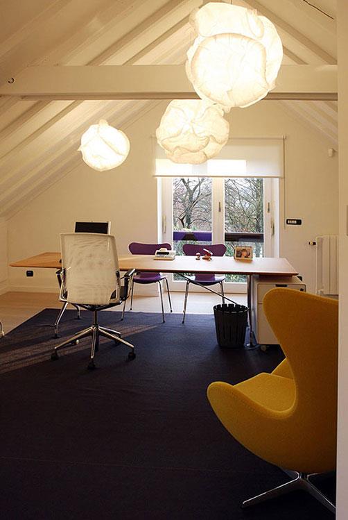 Bureaux dans les combles d'une habitation 