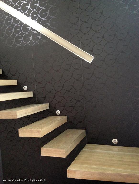Cet escalier design flottant en bois est une création
