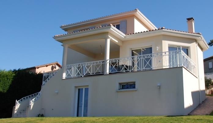 Villa traditionnelle avec escalier et terrasse 