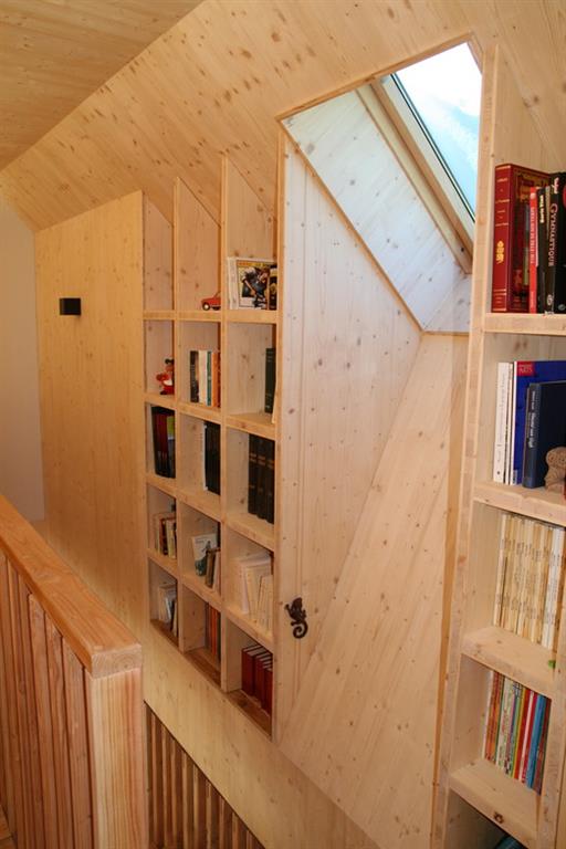 Bibliothèque à l'arrivée d'escalier