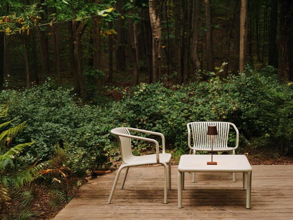 Découvrez l'ensemble de jardin RHODES avec table basse carrée, fabriquée en polypropylène pour une légèreté mais solidité sans faille, afin d'aménager votre espace extérieur ! Déclinée en 3 coloris vifs, elle s'adaptera ...