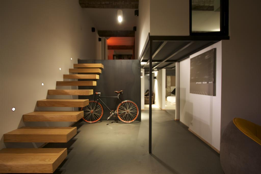 Escalier aérien en bois et entrée 