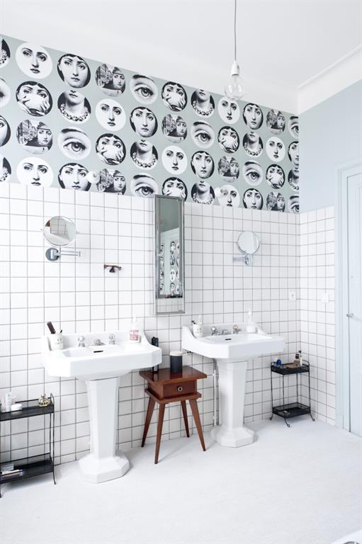 Salle de bain moderne blanche. Les cadrages sur les visages apportent une note d'humour.  