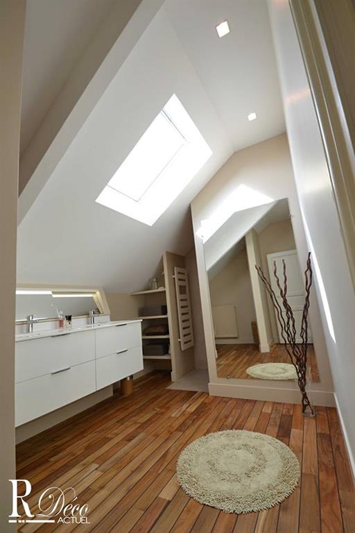 Agencement et aménagement d'une salle d'eau mansardée sous les toits. 