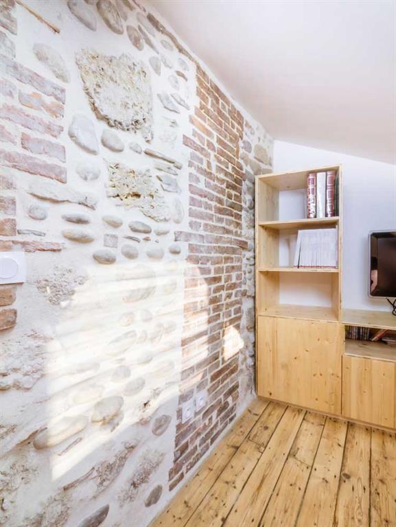 Mur en pierres apparentes brutes