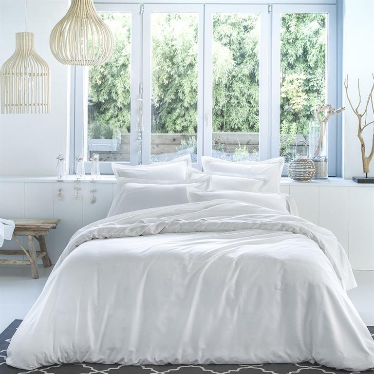 Un blanc lumineux, un tissage jacquard élégant et des finitions délicates vibrent à l'unisson pour un thème incontournable et harmonieux dans la collection Bord de mer.La housse de couette Bord ...