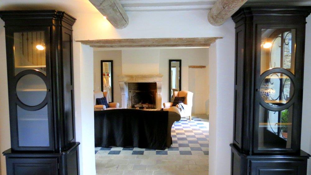 Salon avec cheminée ancienne