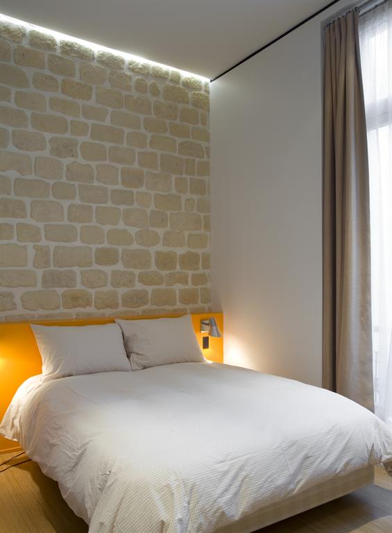 Chambre zen dominée par la douceur de la pierre naturelle