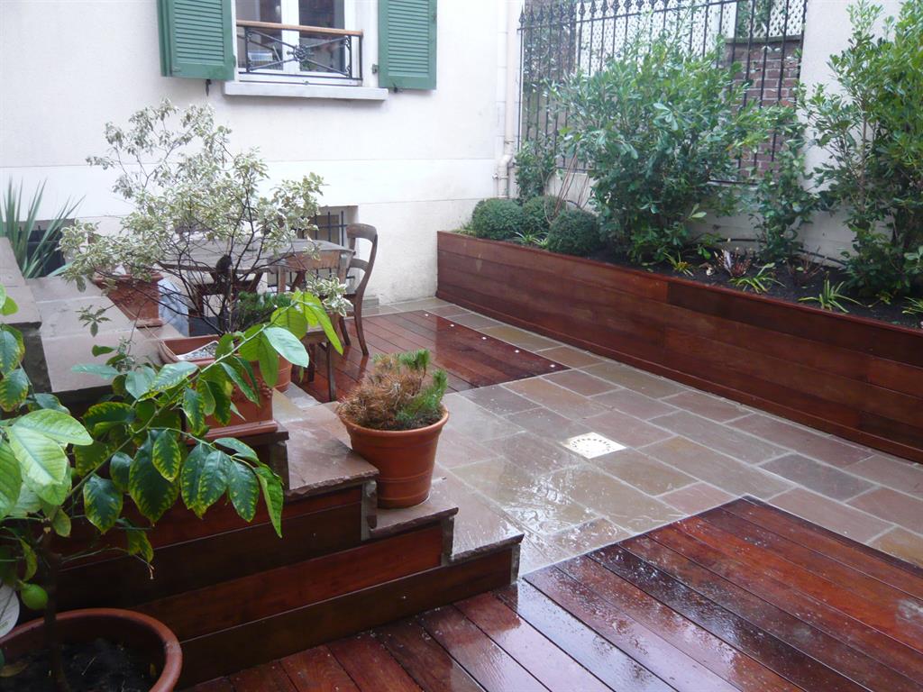 La terrasse est réaménagée avec deux matériaux 