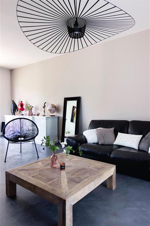 Salon authentique et contemporain avec lampe design