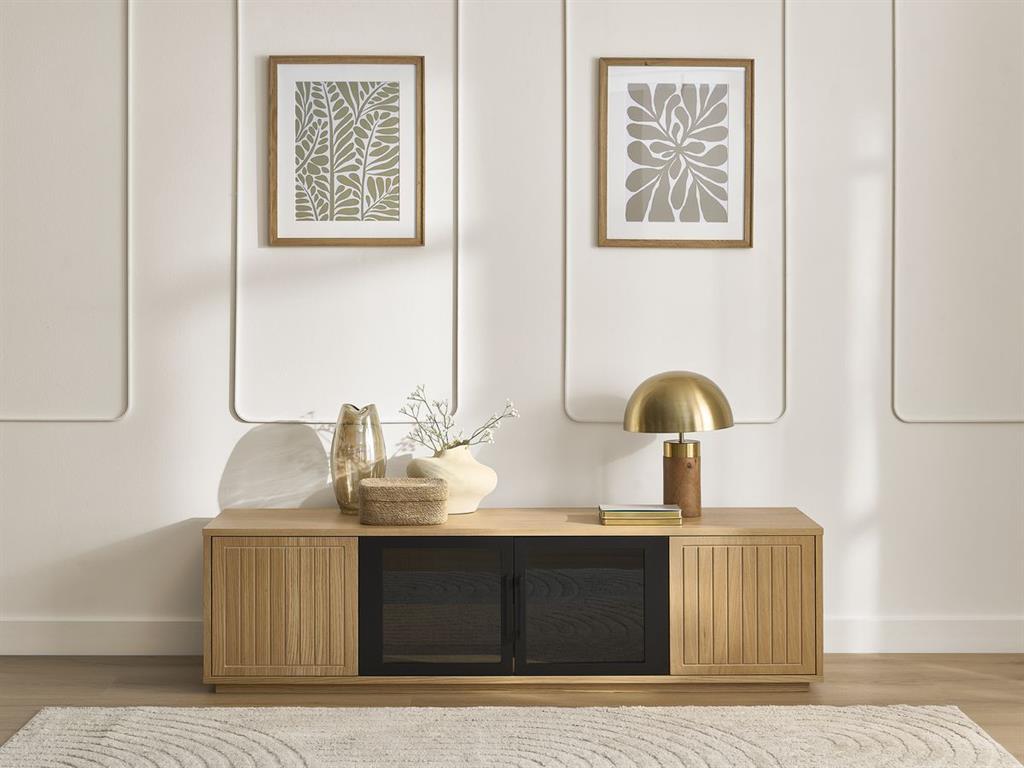 Le meuble TV THEMYS de 160 cm de long est une pièce maîtresse du style industriel moderne, alliant raffinement et fonctionnalité. Conçu en placage chêne massif, il met en avant ...