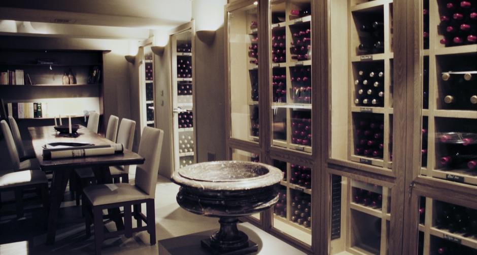 Cave à vin avec bassin en marbre et table pour le repas