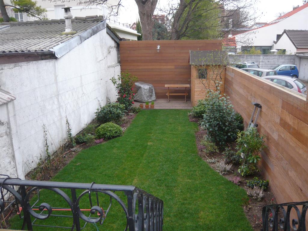 Jardin de ville en longueur avec palissades en bois