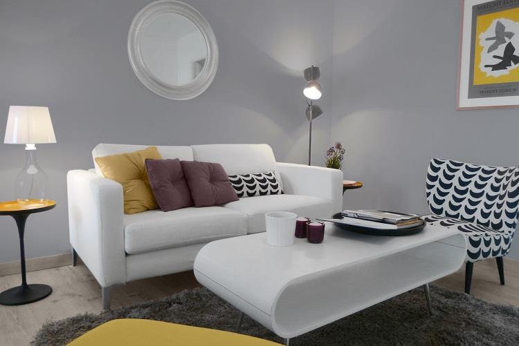 Salon bleu gris accessoirisé avec de la couleur et des motifs