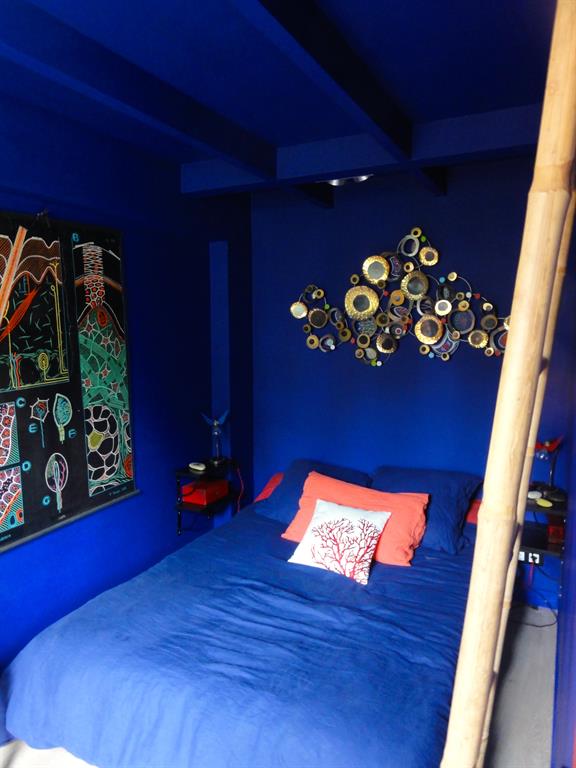 Murs et plafond bleus pour une immersion totale dans une ambiance marine relaxante