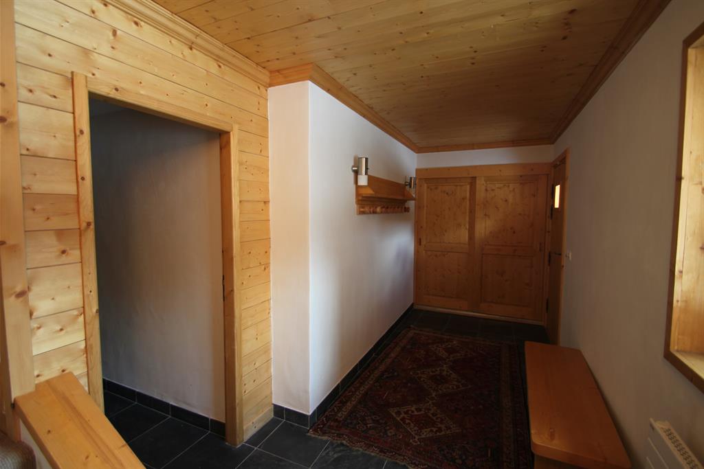 Couloir en murs blancs et lambris