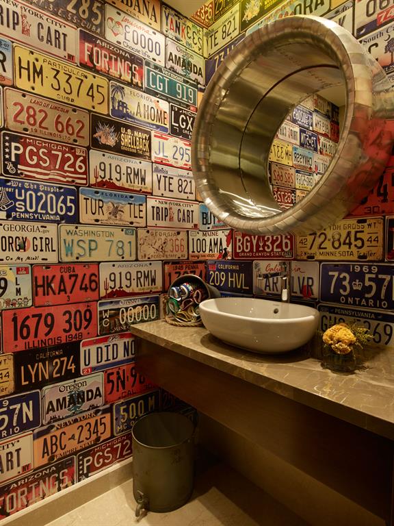 Une salle de bain en ancienne plaque d'immatriculation