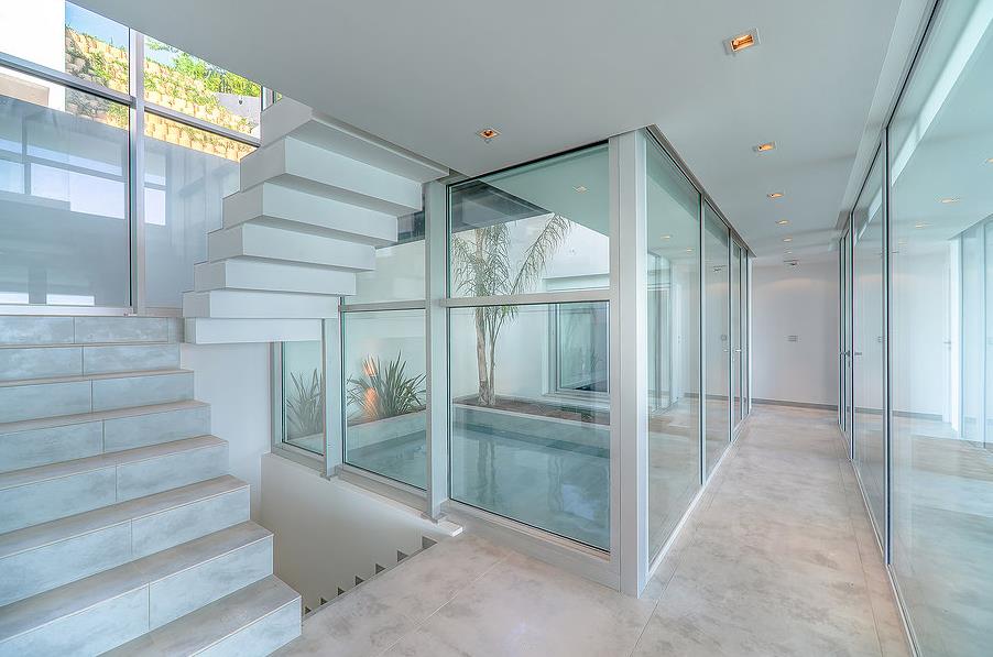 Escalier couloir blanc et transparence  