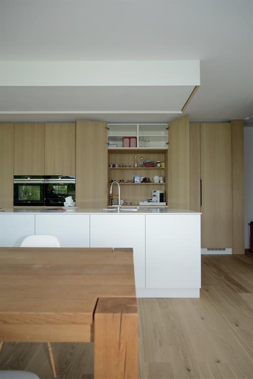 Rangements de cuisine en bois clair