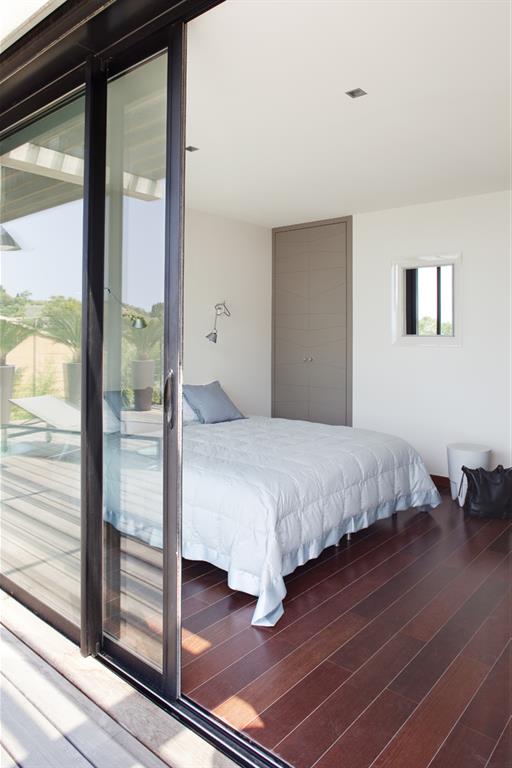 Grande chambre adulte avec parquet acajou