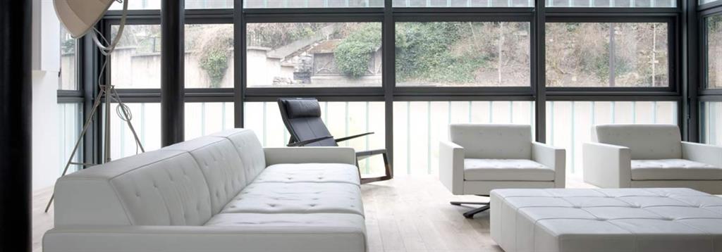 Salon avec canapé et fauteuil en cuir blanc