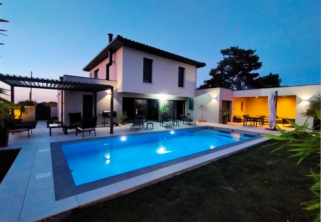 Ambiance lumineuse sur espace piscine