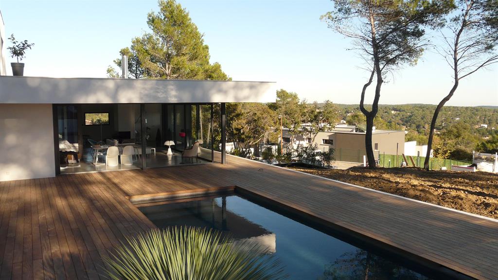 Terrasse avec piscine intégrée, vue sur le paysage 