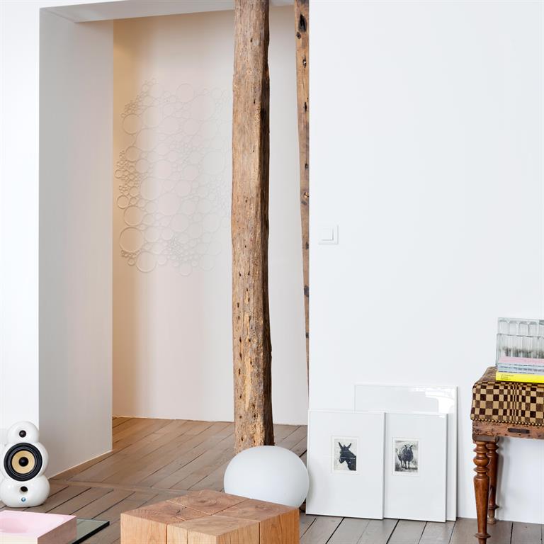 Mariage du vieux bois et du design dans le couloir