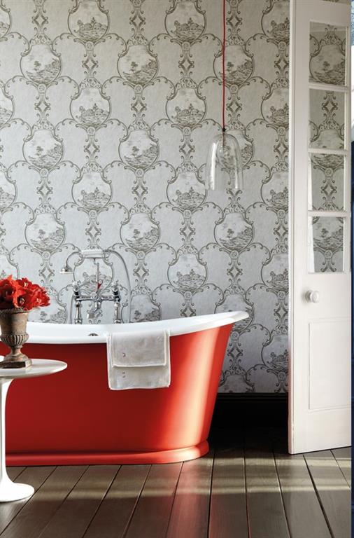 Papier peint gris à motifs dans une salle de bain vintage
