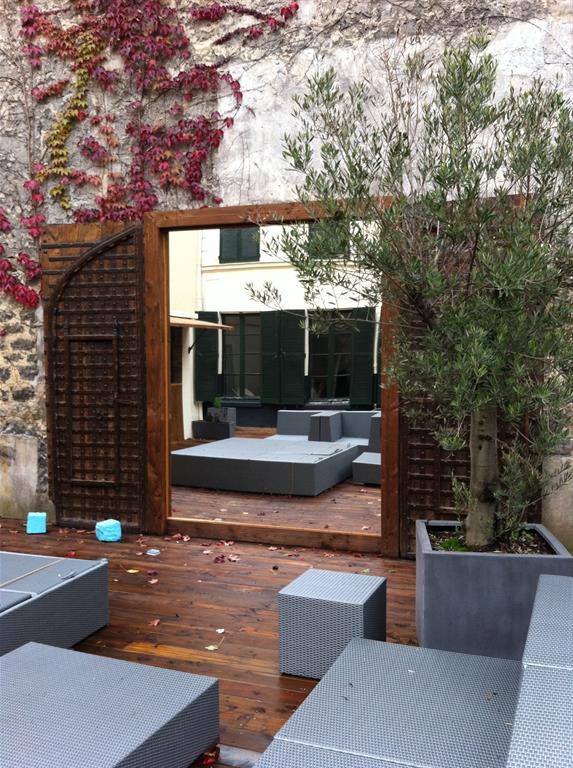 Vue sur Miroir posé sur la terrasse
