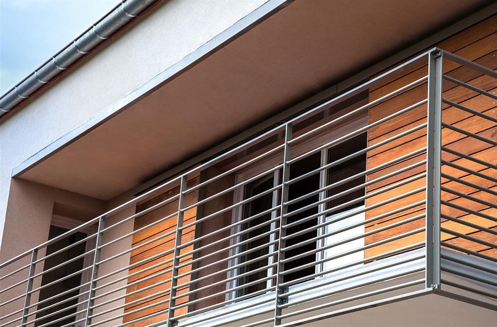 Balcon avec balustrade acier. Volets bois modernes   