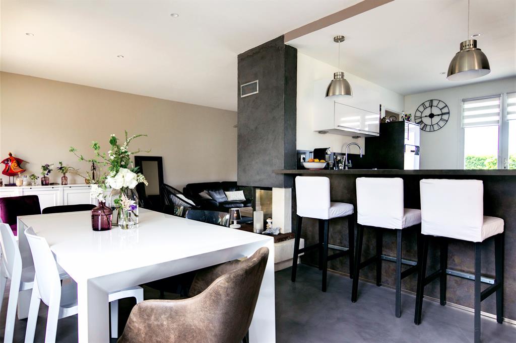 Pièce à vivre avec cuisine ouverte et grande table blanche
