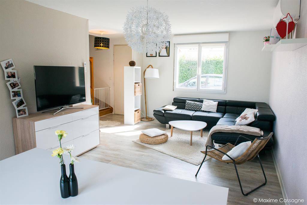 Pièce à vivre moderne aux teintes et matériaux naturels