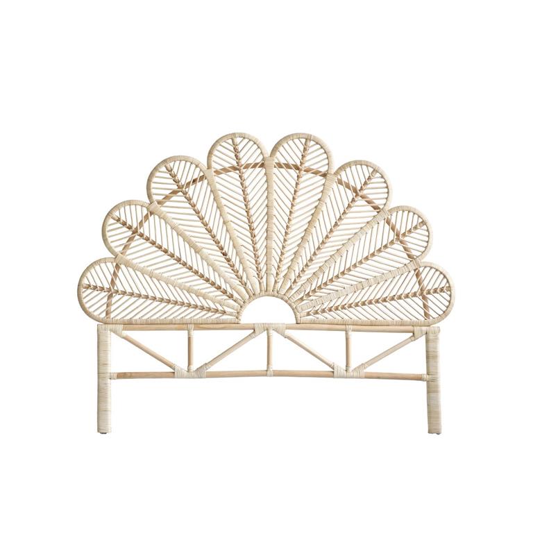 Cette tête de lit en rotin de forme fleurie donnera le ton à votre chambre à coucher : naturel, douce et apaisante ! Conçue pour un sommier de deux personnes, ...