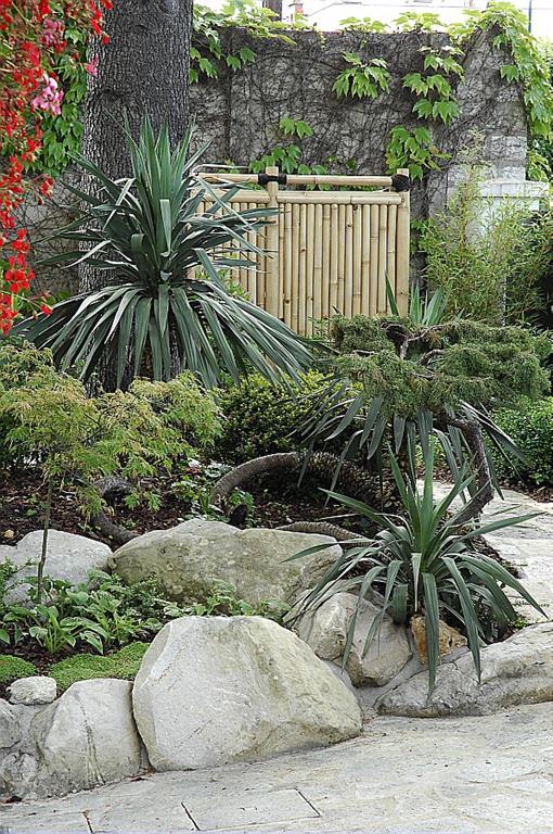 Massifs de plantes et rochers de Fontainebleau ont été aménagés