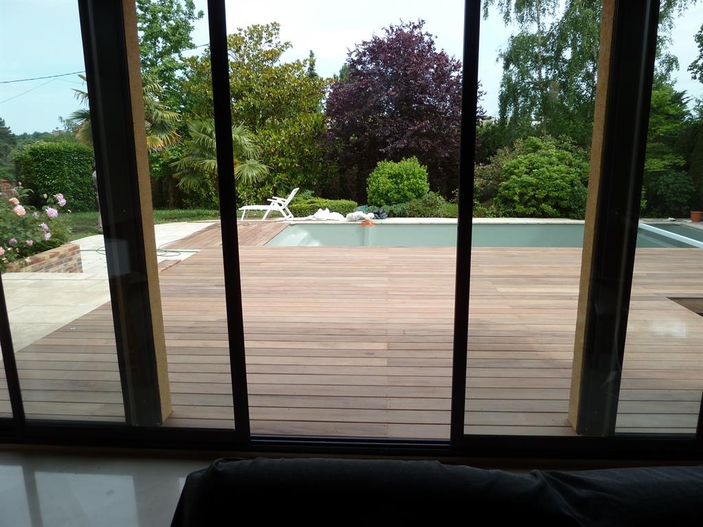 Terrasse en bois avec piscine