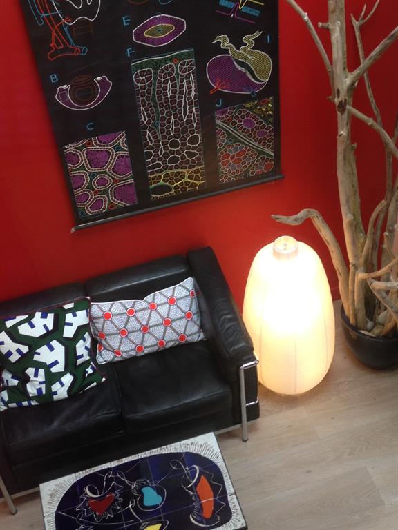 Salon au mur rouge