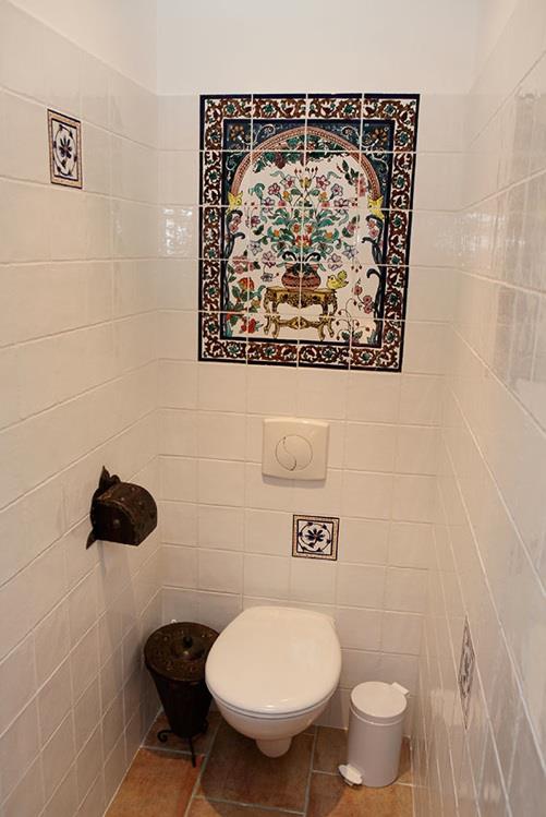 Toilettes avec faience murale au décor oriental 