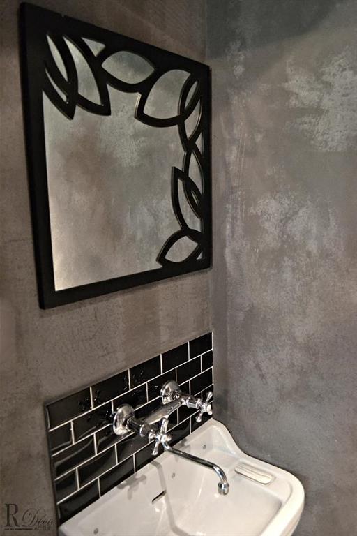 Le lavabo à l'ancienne et les carreaux métro noirs s'invitent