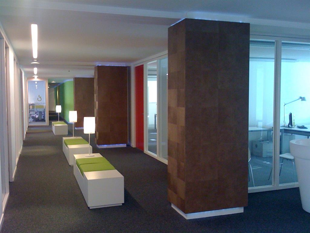 Couloir avec bancs