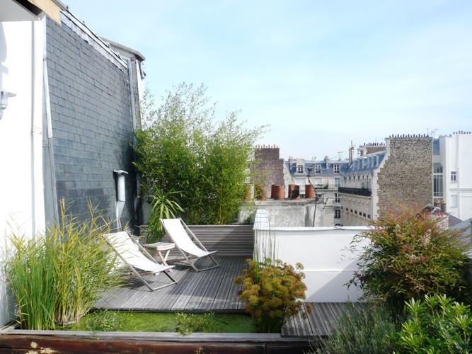 Terrasse de ville paysagée sur les toits avec plancher en bois