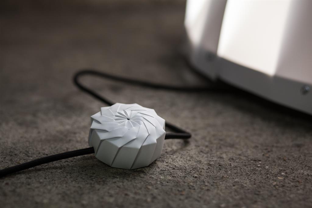 Gros plan sur l'interrupteur origami du Lampadaire ASTRO XL