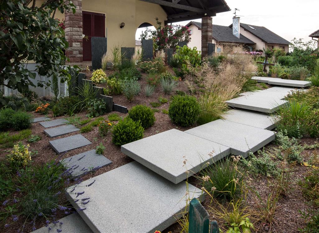 Jardin avec chemin en dalles minérales