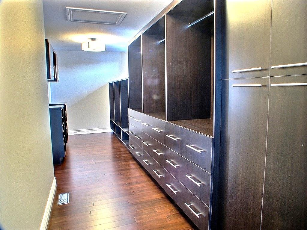 Dressing en longueur en bois