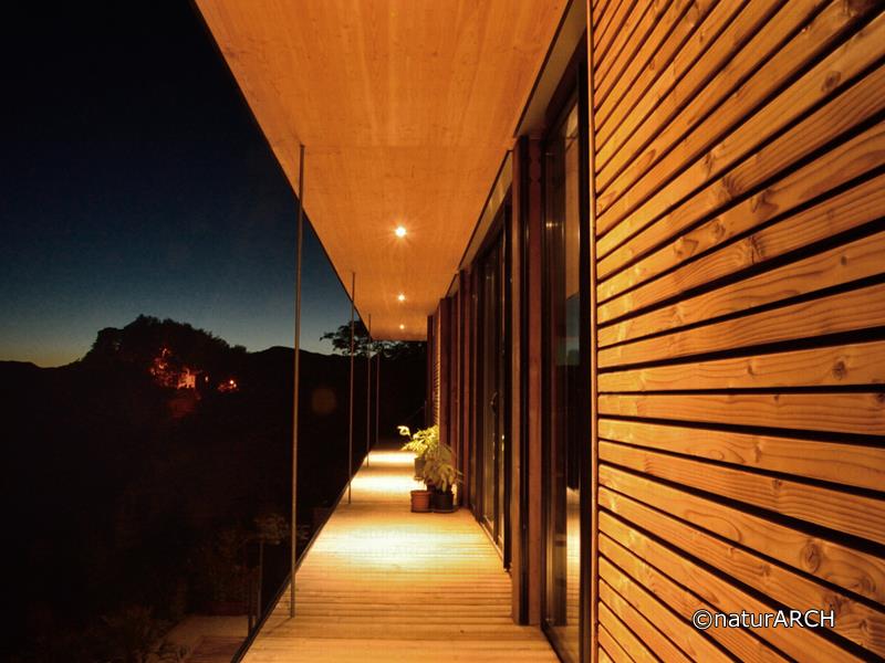 La terrasse éclairée de nuit