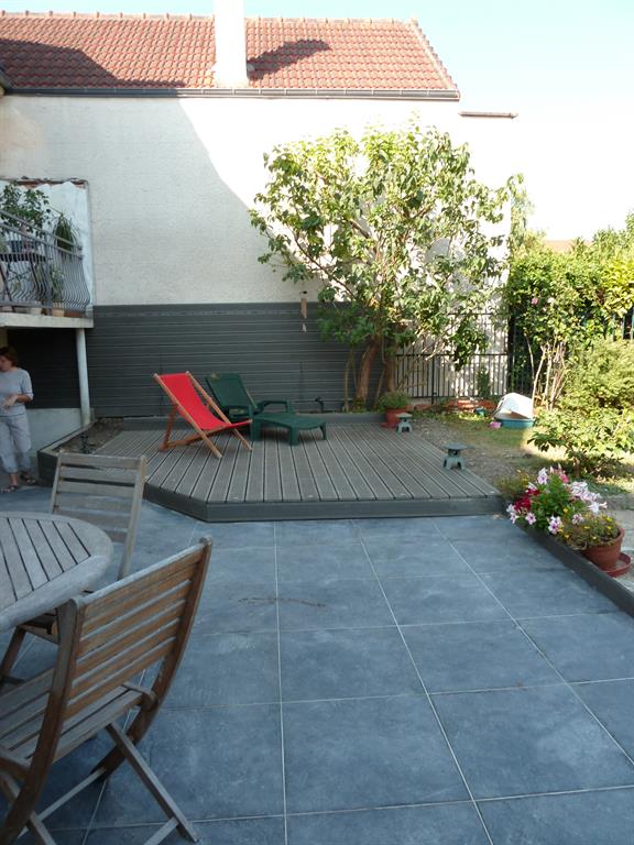 Terrasse avec décroché offrant une partie en lames