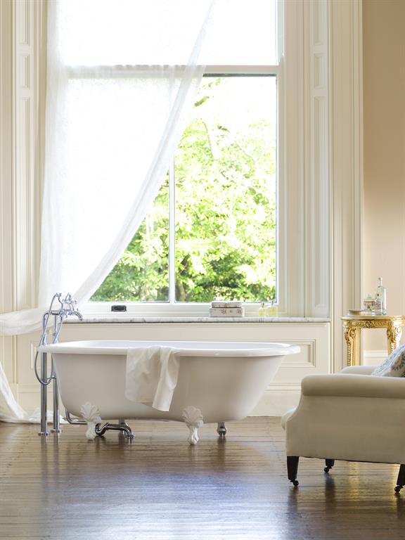 Baignoire îlot aux lignes classiques et de dimensions réduites