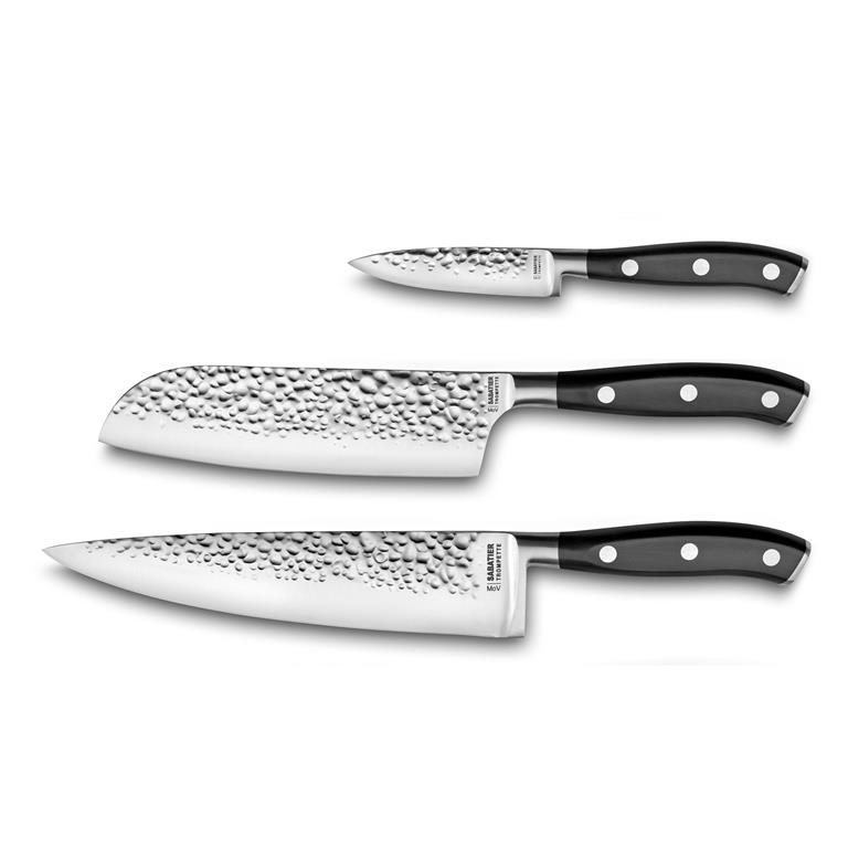 Set de 3 couteaux de cuisine de la collection Carbon par Sabatier Trompette. Dotée d'une lame martelée exceptionnelle, Carbon offre une performance de coupe inégalée. Singulière et moderne, la gamme ...